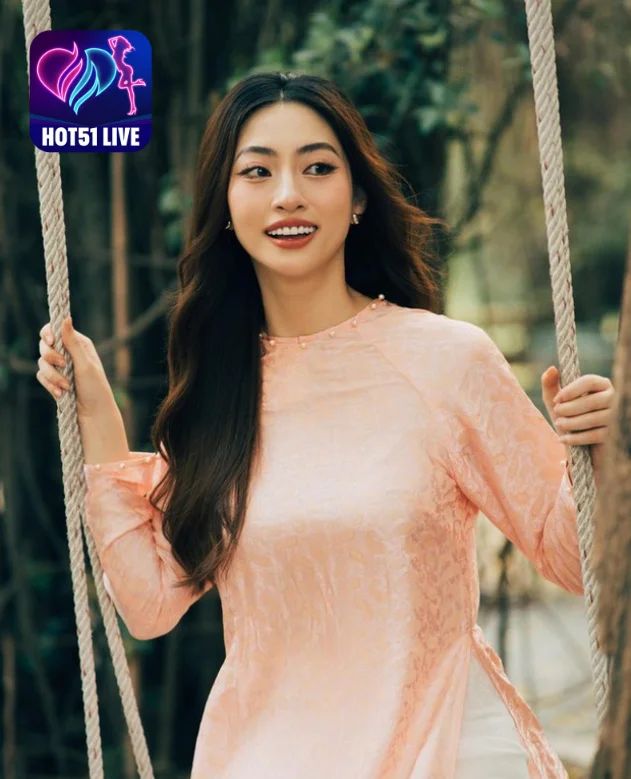 You are currently viewing Áo Dài Check Mùng 1 Tết: Bức Tranh Sắc Màu Với Dàn Sao Vbiz, Tăng Thanh Hà Nổi Bật, Dàn Hoa Hậu Đua Sắc Không Phân Thắng Bại. Beautiful girl