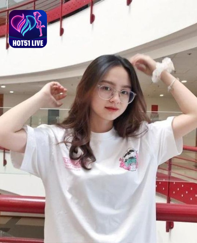 You are currently viewing Người Nổi Tiếng TikTok Đẹp Đẽ Hà Mã Tấu: Sự Hấp Dẫn của Apk Mod Hot51 và Mod Hot51 Live. Famous girl on Tiktok