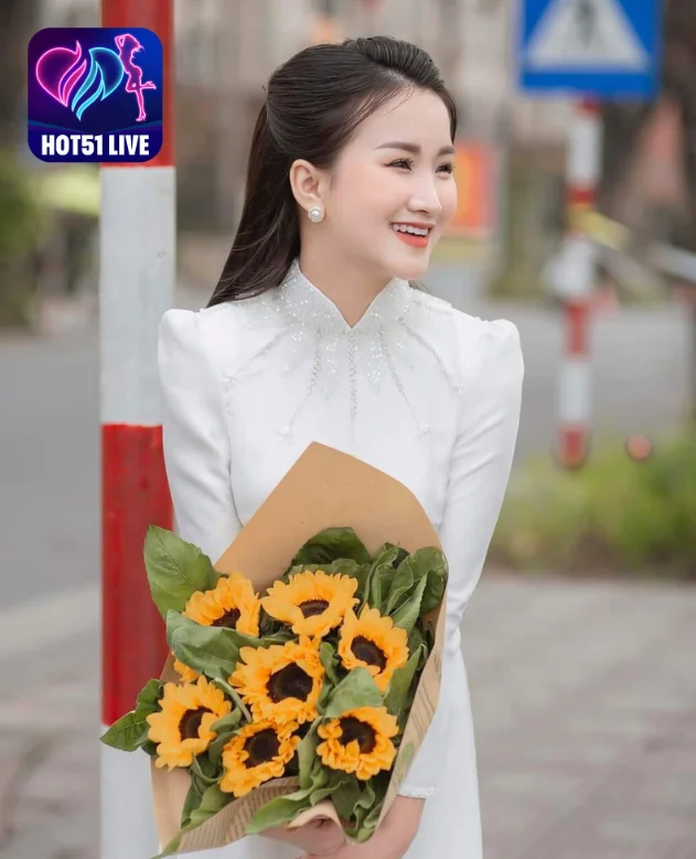 You are currently viewing Nữ Sinh Việt Nam Tươi Tắn Trong Những Ngày Xuân Ở Quảng Trường Ba Đình. Beautiful girl Vietnamese live